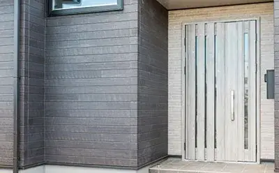 玄関の木製ドア枠