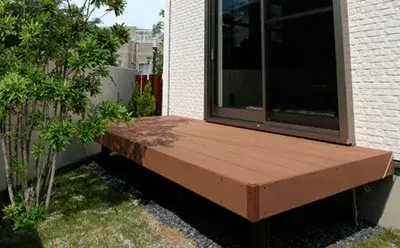 屋外のウッドデッキ